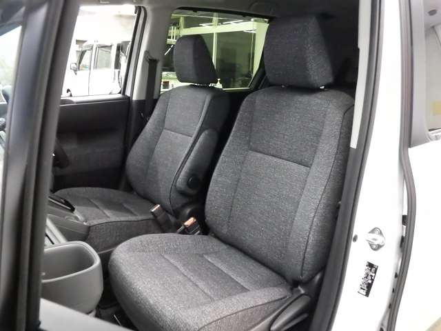 トヨタ シエンタ　ハイブリッド ハイブリッド １．５ Ｚ Ｅ－ＦＯＵＲ ４ＷＤ R8年 () 99