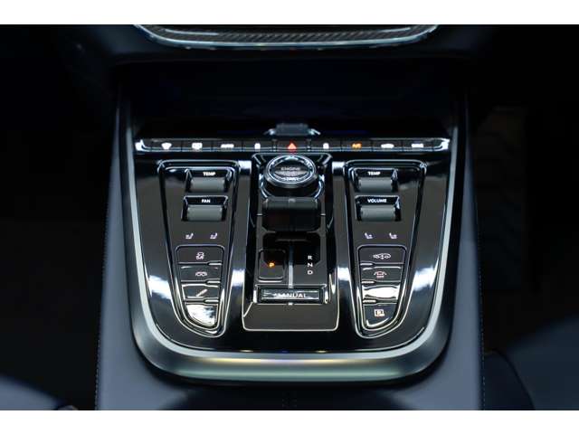 アストンマーティン ＤＢＸ ７０７ ４ＷＤ R8年 (近畿) 99