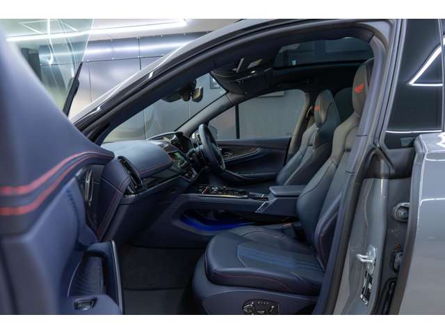 アストンマーティン ＤＢＸ ７０７ ４ＷＤ R8年 (近畿) 99