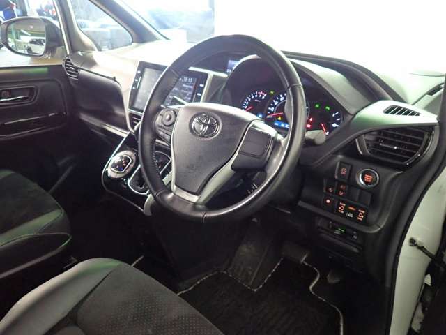 トヨタ ヴォクシー ２．０ ＺＳ 煌ＩＩＩ R3年 (近畿) 99