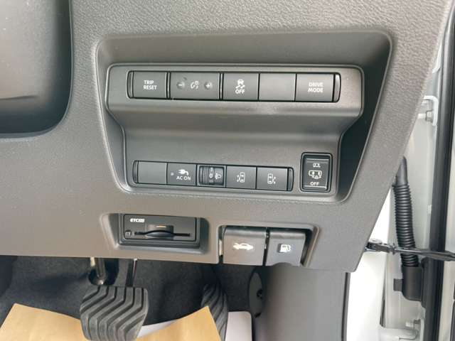 日産 セレナ １．４ Ｅ－ＰＯＷＥＲ ハイウェイスターＶ ＮＩＳＳＡＮＣＯＮＮＥＣＴインフォテインメントシステム装着車 R8年 (関東) 99