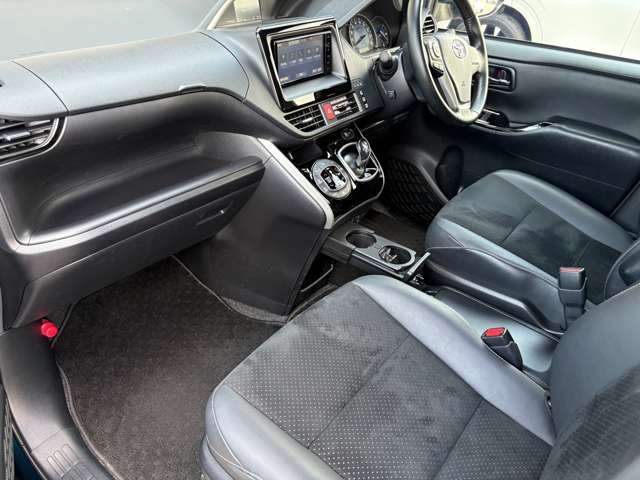 トヨタ ヴォクシー １．８ ハイブリッド ＺＳ 煌ＩＩＩ R3年 (東海) 99