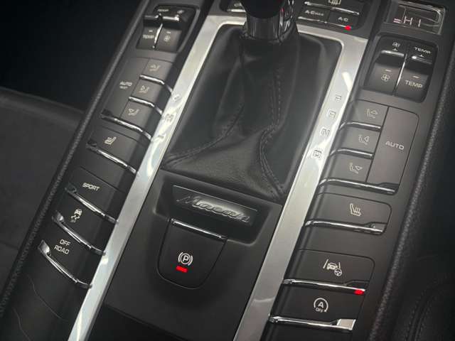 ポルシェ マカン ＰＤＫ ４ＷＤ R1年 (近畿) 99