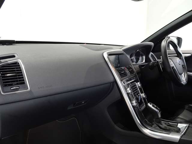 ボルボ ＸＣ６０ Ｔ６ ＡＷＤ Ｒデザイン ４ＷＤ H28年 (関東) 99
