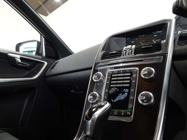 ボルボ ＸＣ６０ Ｔ６ ＡＷＤ Ｒデザイン ４ＷＤ H28年 (関東) 99