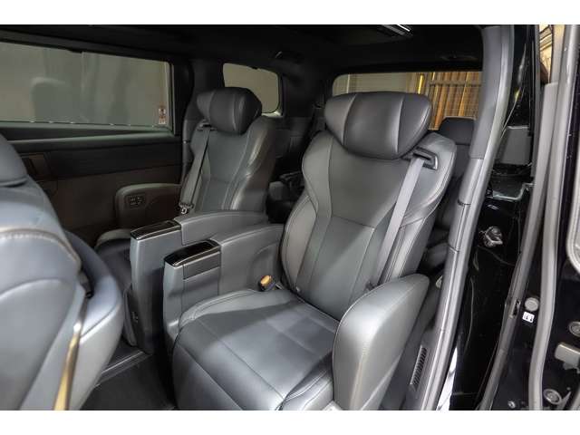 トヨタ アルファード　ハイブリッド ハイブリッド ２．５ Ｚ Ｅ－ＦＯＵＲ ４ＷＤ R8年 (北海道) 99