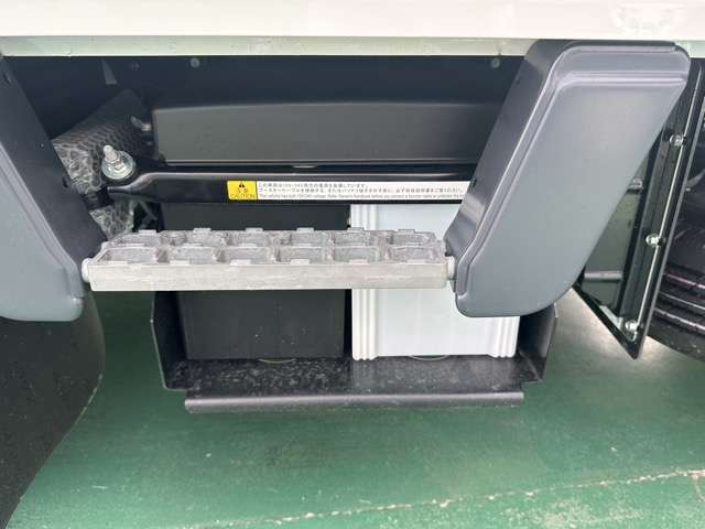 三菱フソウ キャンター ３．０ ダブルキャブ 全低床 ディーゼルターボ R6年 (東海) 99