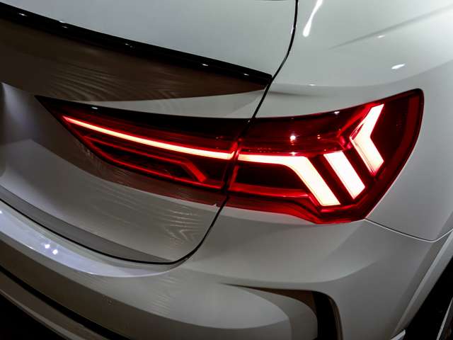 アウディ ＲＳ　Ｑ３　スポーツバック ２．５ ４ＷＤ R2年 () 99