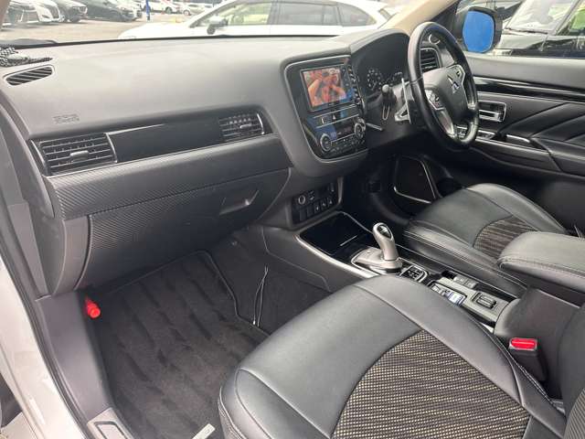 三菱 アウトランダーＰＨＥＶ ２．４ Ｇ ４ＷＤ R1年 (関東) 99