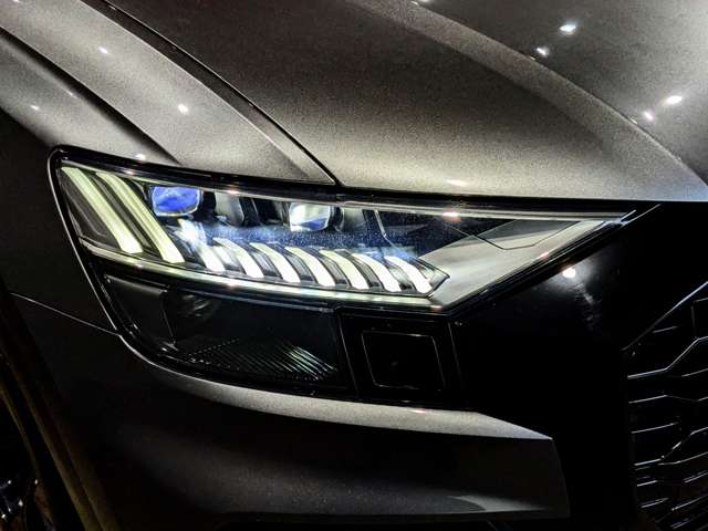 アウディ Ｑ８ ５５ ＴＦＳＩ クワトロ デビューパッケージ Ｓライン ４ＷＤ R1年 () 99
