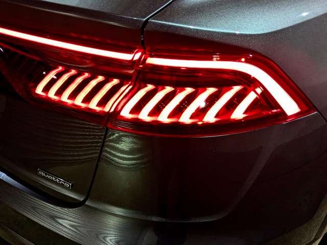 アウディ Ｑ８ ５５ ＴＦＳＩ クワトロ デビューパッケージ Ｓライン ４ＷＤ R1年 () 99