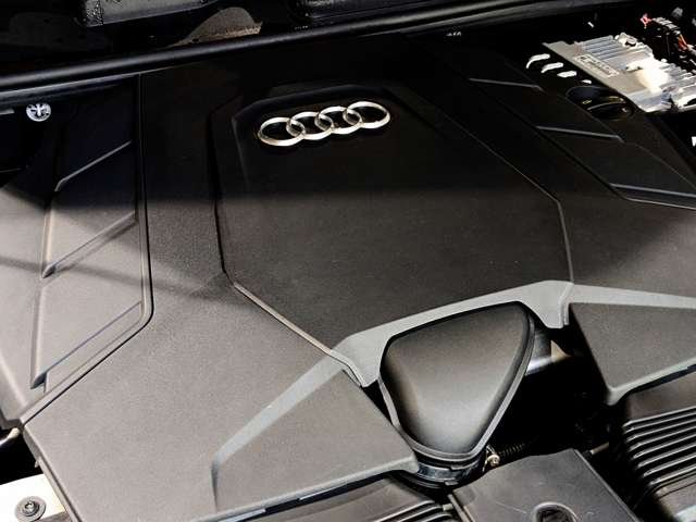 アウディ Ｑ８ ５５ ＴＦＳＩ クワトロ デビューパッケージ Ｓライン ４ＷＤ R1年 () 99