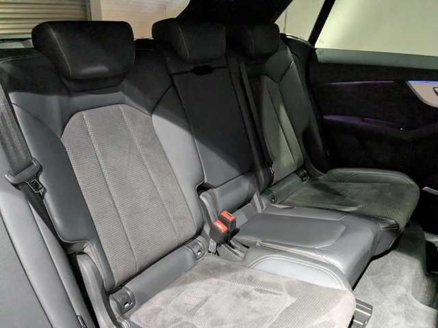 アウディ Ｑ８ ５５ ＴＦＳＩ クワトロ デビューパッケージ Ｓライン ４ＷＤ R1年 () 99