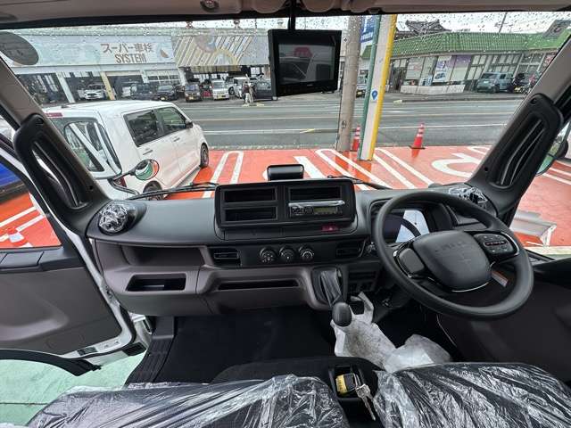 三菱フソウ キャンター ３．０ＤＴ 全低床 平ボディ ２Ｔ R8年 (東海) 99