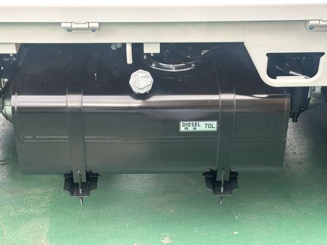 三菱フソウ キャンター ３．０ＤＴ 全低床 平ボディ ２Ｔ R8年 (東海) 99
