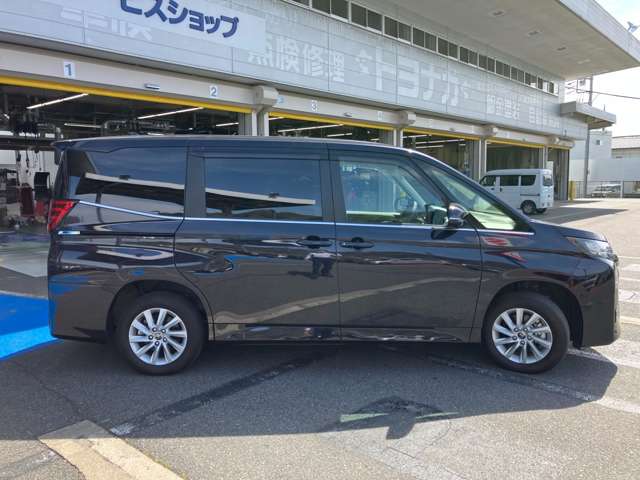 トヨタ ノア １．８ ハイブリッド Ｚ Ｅ－ＦＯＵＲ ４ＷＤ R5年 (関東) 99