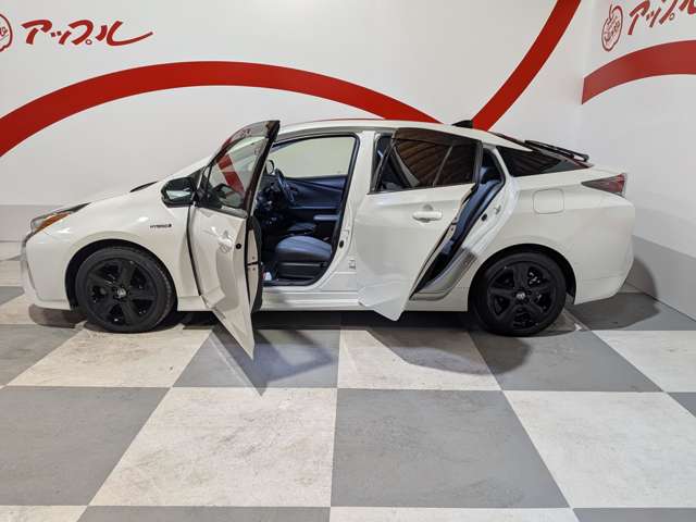 トヨタ プリウス １．８ Ｓ セーフティ プラス ツートーン Ｅ－ＦＯＵＲ ４ＷＤ H29年 (東北) 99