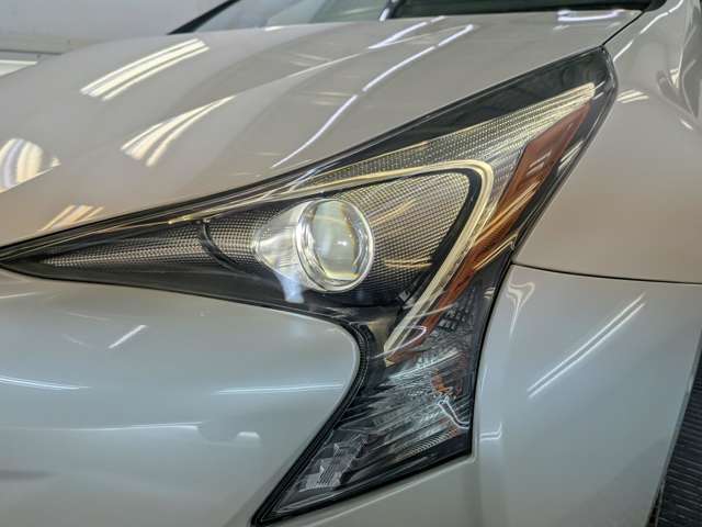 トヨタ プリウス １．８ Ｓ セーフティ プラス ツートーン Ｅ－ＦＯＵＲ ４ＷＤ H29年 (東北) 99