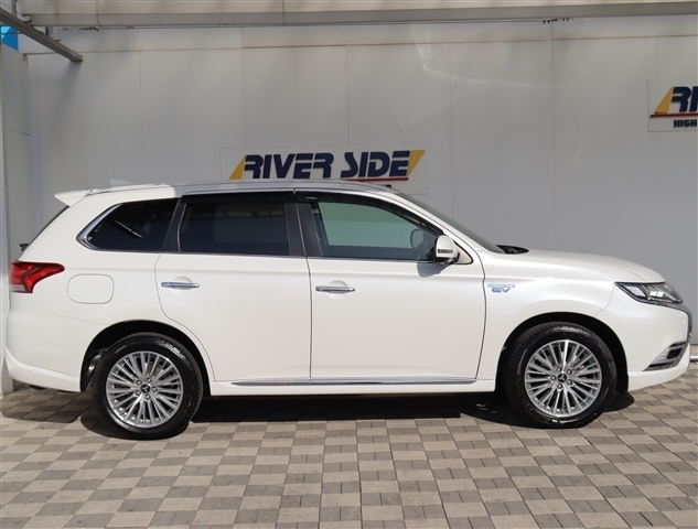 三菱 アウトランダーＰＨＥＶ ２．４ Ｇ プラスパッケージ ４ＷＤ R1年 (関東) 99