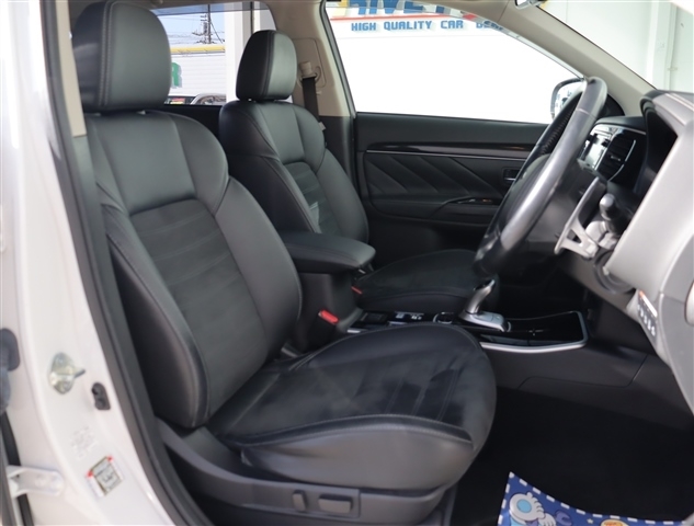 三菱 アウトランダーＰＨＥＶ ２．４ Ｇ プラスパッケージ ４ＷＤ R1年 (関東) 99