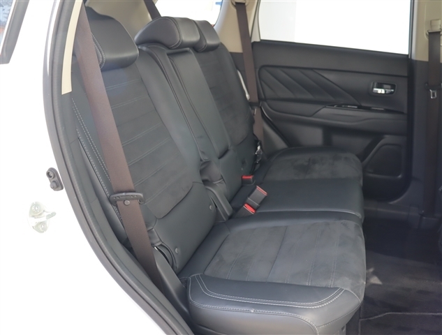 三菱 アウトランダーＰＨＥＶ ２．４ Ｇ プラスパッケージ ４ＷＤ R1年 (関東) 99