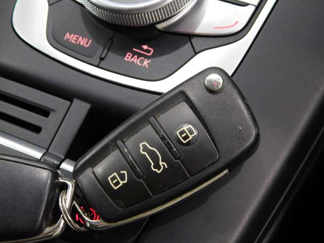 アウディ Ａ３　セダン １．８ ＴＦＳＩ クワトロ Ｓラインパッケージ ４ＷＤ H27年 (近畿) 99