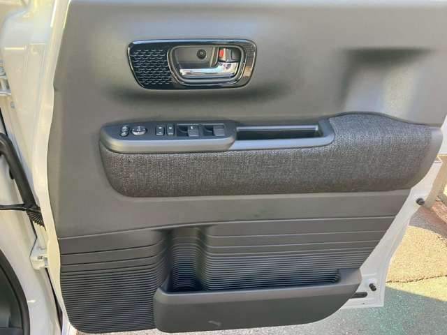 ホンダ Ｎ　ＢＯＸ カスタム ６６０ ブラック スタイル R8年 (近畿) 99