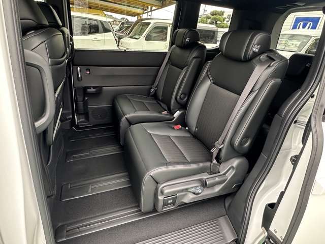 ホンダ ステップワゴン　ハイブリッド ２．０ Ｅ：ＨＥＶ エアー ＥＸ ３０周年特別仕様車 R8年 (東海) 99