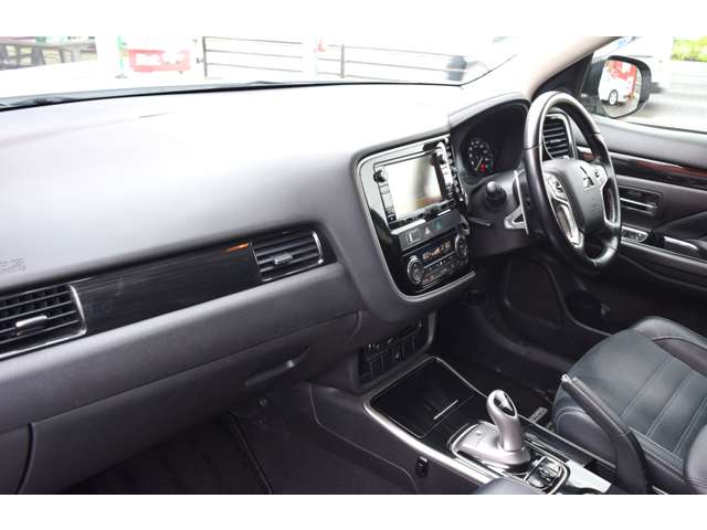 三菱 アウトランダーＰＨＥＶ ２．０ Ｇ ナビパッケージ ４ＷＤ H27年 (東北) 99