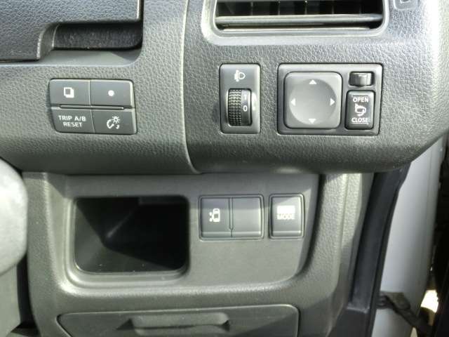 日産 セレナ ２．０ ２０Ｘ H23年 (近畿) 99