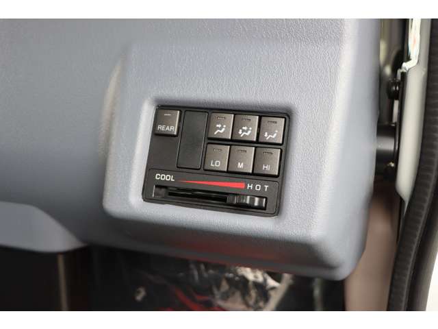 三菱フソウ キャンター ３．０ ダブルキャブ 全低床 ディーゼルターボ R8年 (近畿) 99