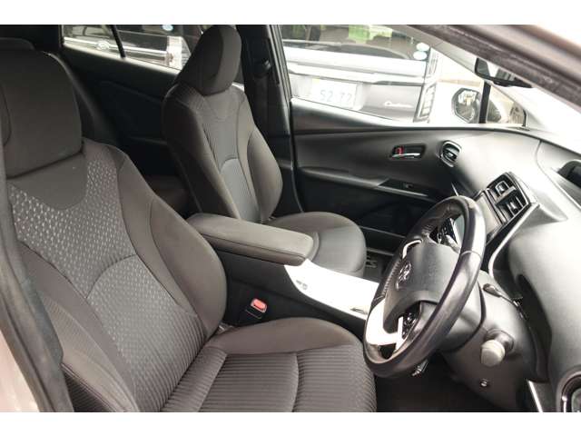 トヨタ プリウス １．８ Ａ Ｅ－ＦＯＵＲ ４ＷＤ H28年 (九州・沖縄) 99