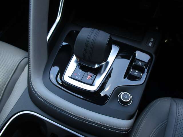 ジャガー Ｅペイス Ｒダイナミック ＳＥ ２．０Ｌ Ｐ２５０ ４ＷＤ R3年 (九州・沖縄) 99