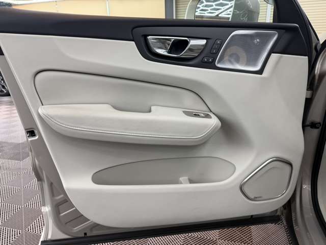 ボルボ ＸＣ６０ Ｔ８ ツインエンジン ＡＷＤ インスクリプション ４ＷＤ H29年 (関東) 99