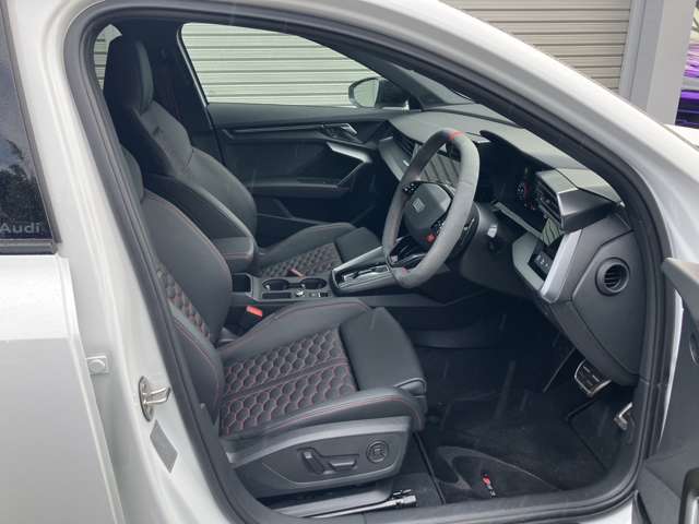 アウディ ＲＳ３　セダン ２．５ ４ＷＤ R7年 () 99