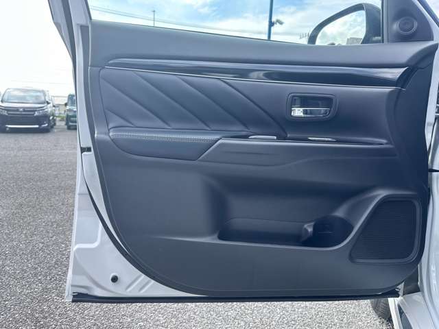 三菱 アウトランダーＰＨＥＶ ２．４ Ｇ ４ＷＤ R2年 () 99