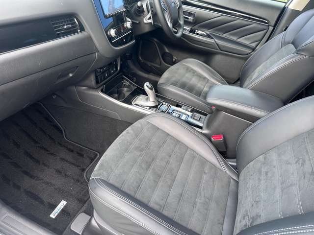 三菱 アウトランダーＰＨＥＶ ２．４ Ｇ ４ＷＤ R2年 () 99
