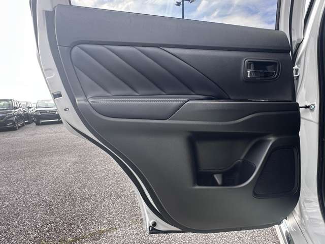 三菱 アウトランダーＰＨＥＶ ２．４ Ｇ ４ＷＤ R2年 () 99