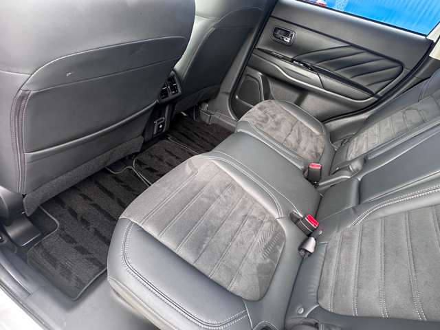 三菱 アウトランダーＰＨＥＶ ２．４ Ｇ ４ＷＤ R2年 () 99