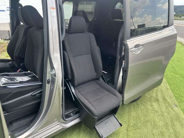 トヨタ エスクァイア ２．０ ＸＩ サイドリフトアップチルトシート装着車 R1年 (近畿) 99