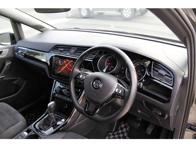 フォルクスワーゲン ゴルフトゥーラン ＴＳＩ　Ｒライン H30年 (関東) 99