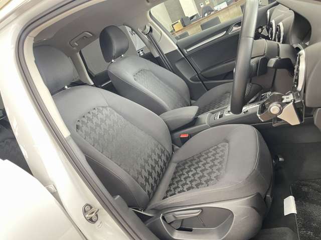 アウディ Ａ３　スポーツバック １．４　ＴＦＳＩ H26年 (近畿) 99