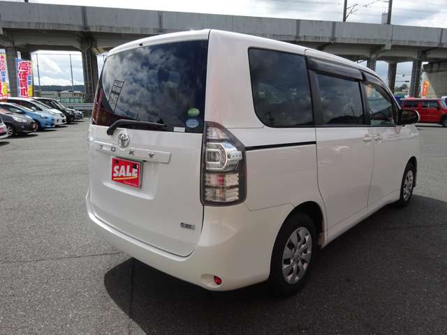トヨタ ヴォクシー ２．０ Ｘ Ｌエディション H24年 (中国) 99