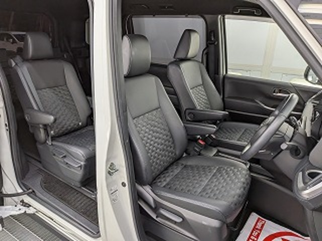 トヨタ ヴォクシー １．８ ハイブリッド Ｓ－Ｚ Ｅ－ＦＯＵＲ ４ＷＤ R4年 (東北) 99