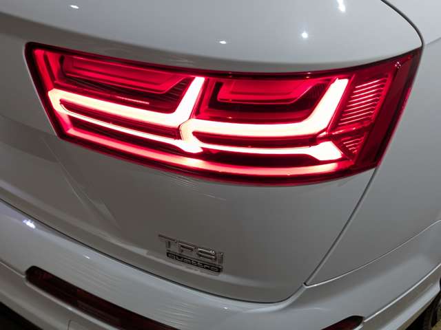 アウディ Ｑ７ ２．０ ＴＦＳＩ クワトロ Ｓラインパッケージ ４ＷＤ H28年 (関東) 99
