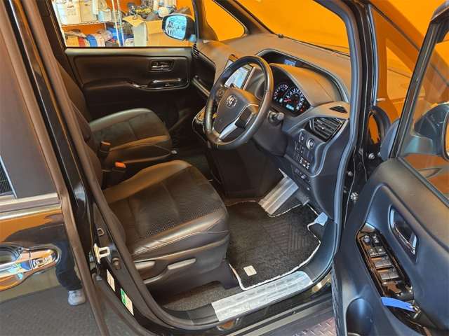 トヨタ ヴォクシー ２．０ ＺＳ 煌ＩＩＩ R3年 (近畿) 99