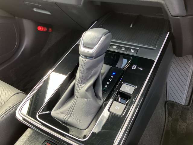 トヨタ カローラクロス　ハイブリッド １．８ ハイブリッド Ｚ Ｅ－ＦＯＵＲ ４ＷＤ R8年 (関東) 99