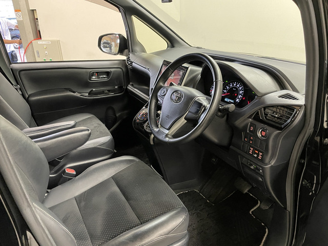 トヨタ ヴォクシー ２．０ ＺＳ 煌ＩＩＩ R2年 () 99