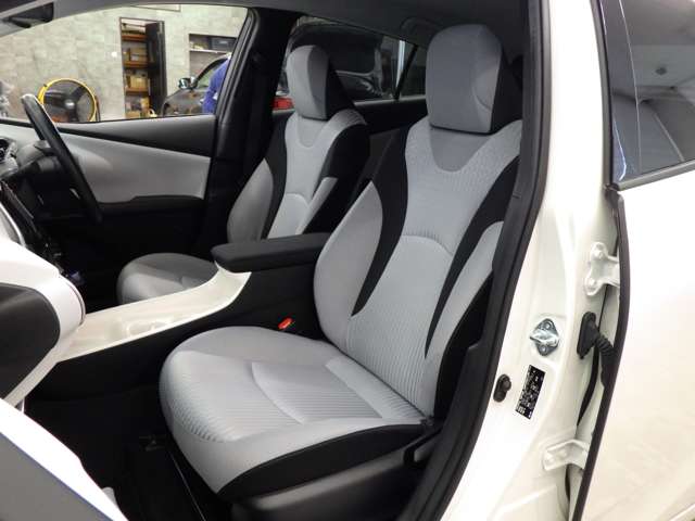 トヨタ プリウス １．８ Ａ Ｅ－ＦＯＵＲ ４ＷＤ H28年 () 99
