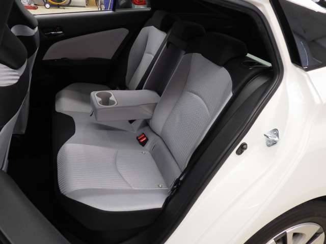 トヨタ プリウス １．８ Ａ Ｅ－ＦＯＵＲ ４ＷＤ H28年 () 99